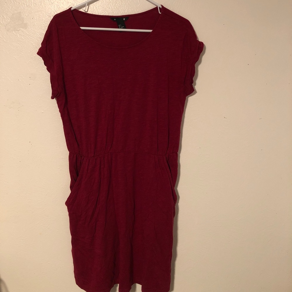 Short sleeve burgundy dress with pockets!